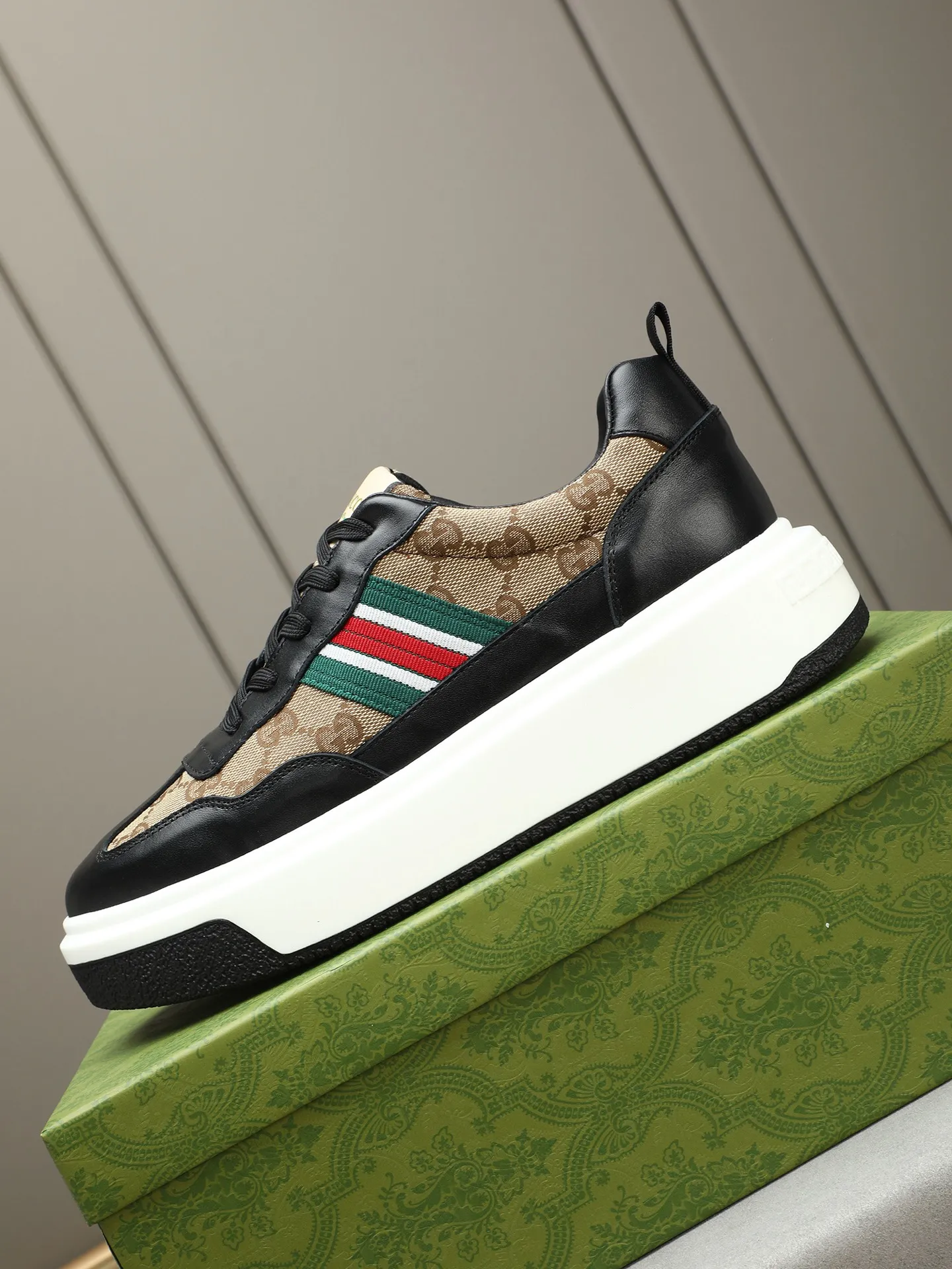 Men's shoes 💰480 New men's shoes GUCCI Fashion trend Made of first-layer calfskin ➕ washed sheep lining! The foot feels super comfortable and the workmanship is impeccable. Foam ultra-light outsole, size: 38-44 (45 customized) 4 colors to choose from!